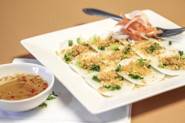 Вьетнамская традиционная еда: рисовый пирог на пару с рисом
