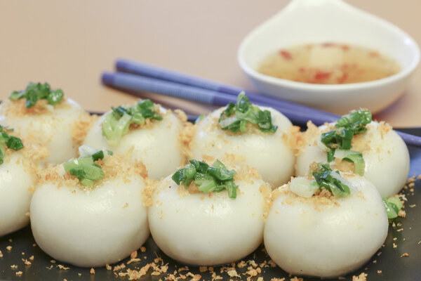 Вьетнамская традиционная еда: "голые" маленькие фаршированные шарики из рисовой муки
