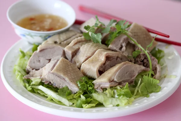 Marul ve kişniş ile çanak haşlanmış ördek eti