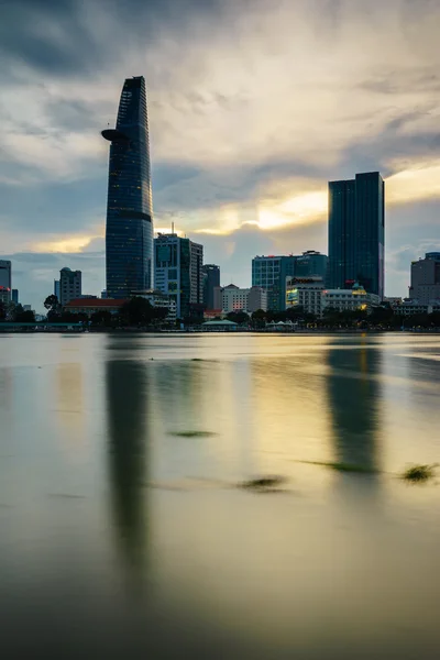 SAIGON, VIETNAM - JUNE 19, 2015. Downtown Saigon in twilight (view from Thu Thiem district), Ho Chi Minh city, Vietnam. Saigon is the largest city and economic center in Vietnam with population around 10 million people. — Stock Photo, Image