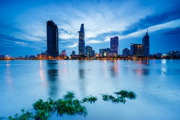 Saigon, Vietnam - 19 Haziran 2015. Alacakaranlık (per Thiem Mahallesi görünümü), şehir merkezinde Saygon Ho Chi Minh city, Vietnam. Saigon olduğunu en büyük şehri ve Vietnam ekonomik Merkezi nüfus ile yaklaşık 10 milyon kişi. — Stok fotoğraf
