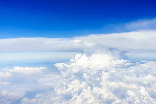 Cielo azul con nubes blancas vista desde el avión — Foto de Stock