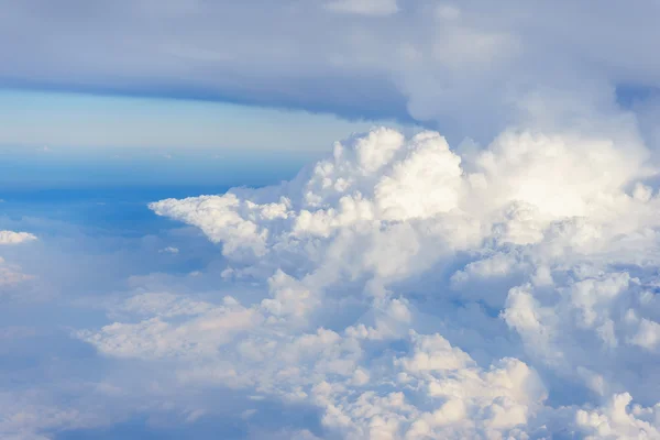 Cielo azul con nubes blancas vista desde el avión — Foto de Stock