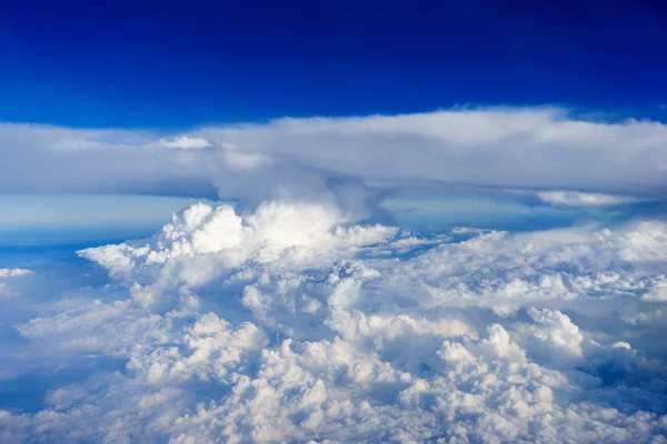 Cielo azul con nubes blancas vista desde el avión — Foto de Stock
