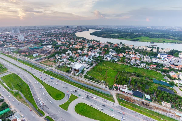 Vista anorámica de la Ruta Nacional 1A en la ciudad de Ho Chi Minh al atardecer, Vietnam. Ciudad Ho Chi Minh (también conocida como Saigón) es la ciudad más grande de Vietnam con una población de alrededor de 10 millones de personas . — Foto de Stock