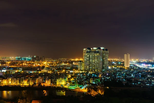 Vista panorâmica da cidade de Ho Chi Minh à noite, Vietnã. A cidade de Ho Chi Minh (também conhecida como Saigon) é a maior cidade e centro econômico do Vietnã, com população de cerca de 10 milhões de pessoas. . — Fotografia de Stock