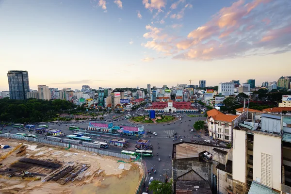 Cidade de Ho Chi Minh, Vietnã - 09 de dezembro de 2014: Frente do mercado Ben Thanh e arredores ao pôr-do-sol, Saigão, Vietnã. O mercado é um símbolo importante de Saigão, popular entre os turistas que procuram artesanato local, têxteis e lembranças . — Fotografia de Stock