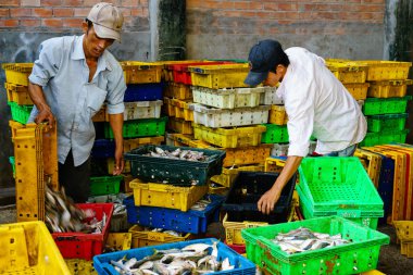 Long Hai, Vietnam - Aralık 29, 2014: Halk Günlük yaşam, Long Hai sahilde geleneksel balık pazarında balık sepeti balık bir sürü balıkçı köyü, Vung Tau, Vietnam