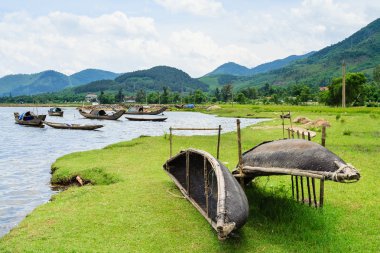 Tam Giang iki tekne - Cau Hai lagün, Hue, Vietnam. Bu lagün sistemi 70 km'yi aşkın bir alana yayarak Güneydoğu Asya'nın en büyüğü. Acı kıyı lagünü dört farklı nehirle beslenir..
