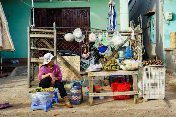 Long Hai, Vietnam - 29 de diciembre de 2014: Los vendedores ambulantes vietnamitas de comida rápida en el mercado de pescado Long Hai temprano en la mañana, Long Hai, Vung Tau, Vietnam — Foto de Stock