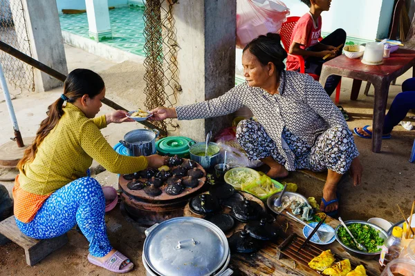 Long Hai, Vietnam - 29 de diciembre de 2014: Los vendedores de comida rápida vietnamitas (Banh Xeo y Banh Can) en el mercado de pescado Long Hai temprano en la mañana, Long Hai, Vung Tau, Vietnam — Foto de Stock