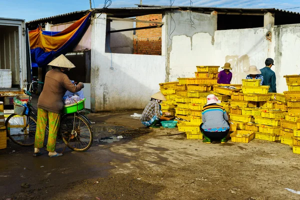 Long Hai, Vietnam - 29 de diciembre de 2014: People 's Daily life, pueblo pesquero con muchos peces en la cesta de la pesca en el mercado tradicional de pescado en la playa de Long Hai, Vung Tau, Vietnam — Foto de Stock