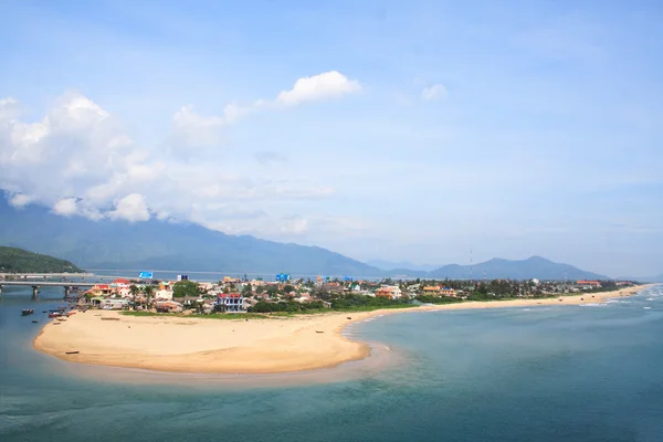 Spiaggia di Lang Co, provincia di Hue, Vietnam. Lang Co è un attraente tratto di sabbia bianca ombreggiata da palme, con una laguna turchese da un lato e 10 km di lungomare dall'altro . — Foto Stock