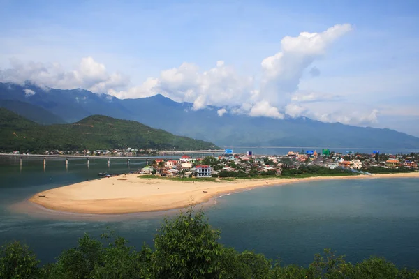 Spiaggia di Lang Co, provincia di Hue, Vietnam. Lang Co è un attraente tratto di sabbia bianca ombreggiata da palme, con una laguna turchese da un lato e 10 km di lungomare dall'altro . — Foto Stock