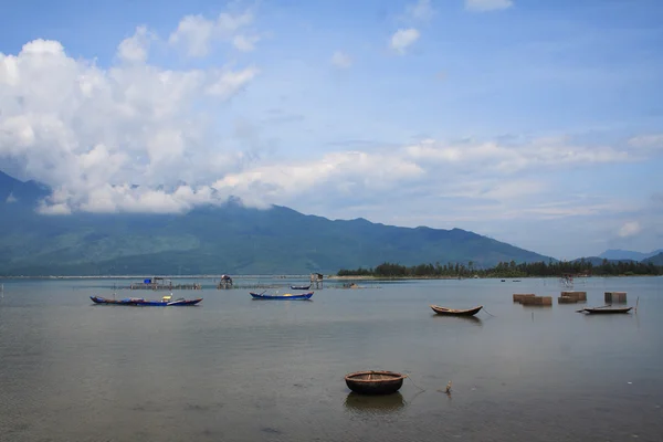 Lap An lagoon, Lang Co town, Hue, Vietnam. Vuelta Una laguna es uno de los atractivos turísticos de la provincia de Hue. La laguna forma parte del Golfo de Lang Co. . — Foto de Stock