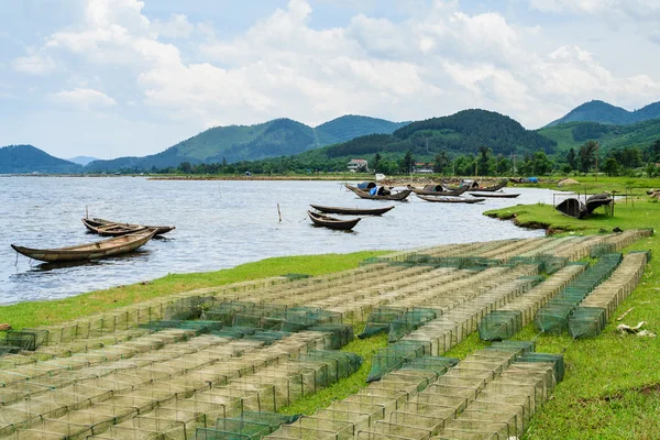 Tam Giang - Laguna de Cau Hai, Hue, Vietnam. Este sistema de lagunas abarca más de 70 km, lo que lo convierte en el más grande de todo el sudeste asiático. La laguna costera salobre es alimentada por cuatro ríos diferentes . — Foto de Stock