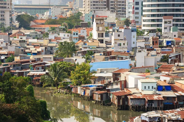 Casas e barracas de squatter coloridas em uma área urbana de favela no início da manhã, Ho Chi Minh City, Vietnã — Fotografia de Stock