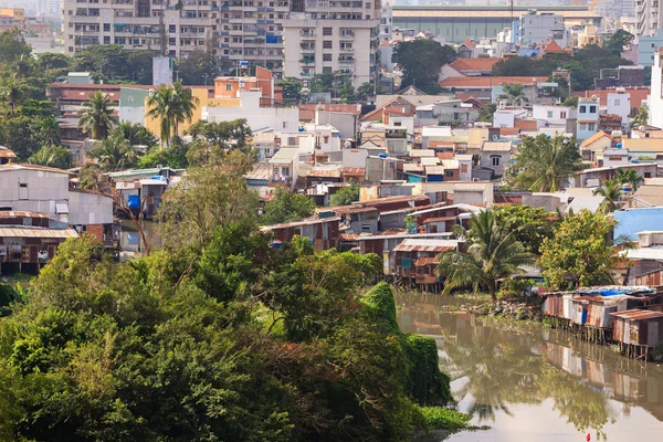 Coloridas chozas de ocupantes ilegales y casas en una zona urbana de tugurios en la madrugada, Ciudad Ho Chi Minh, Vietnam — Foto de Stock