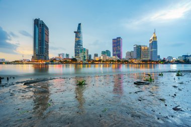 İş ve Yönetim Merkezi, Ho Chi Minh city gece görünümünü Saigon riverbank, Vietnam üzerinde