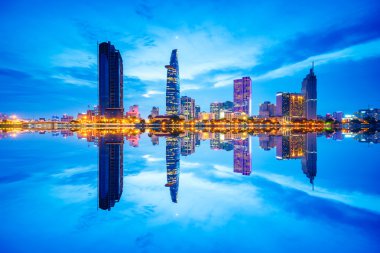 İş merkezlerinin ve Yönetim Merkezi, Ho Chi Minh city gece görünümünü Saigon nehir üzerinde yansıması.