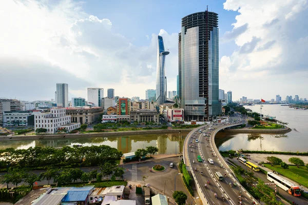 Saigón, Vietnam - 27 de junio de 2015. Paisaje urbano de la ciudad de Ho Chi Minh y puente Khanh Hoi en el hermoso atardecer, visto desde la parte superior del edificio. El puente Khanh Hoi está cruzando el canal Ben Nghe . — Foto de Stock