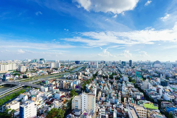 Ho Si Minh-város (vagy a Saigon) skyline színes house naplementében, Vietnam. Saigon legnagyobb városa Vietnamban, lakossága mintegy 10 millió ember. — Stock Fotó