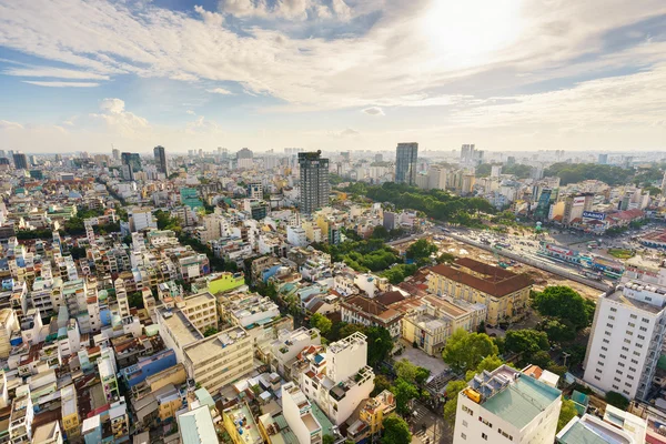 SAIGON, VIETNAM - 18 de junio de 2015. Ciudad Ho Chi Minh (o Saigón) horizonte con colorida casa en la puesta del sol, Vietnam. Saigón es la ciudad más grande de Vietnam con una población de alrededor de 10 millones de personas . — Foto de Stock