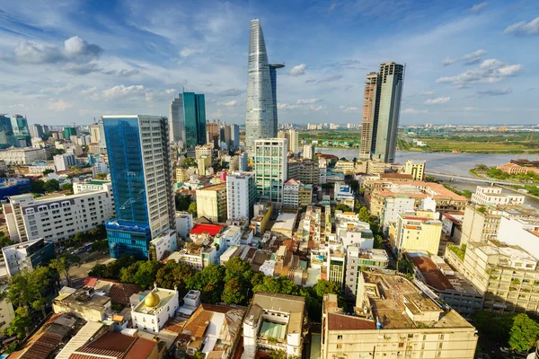 Ho Chi Minh cidade (ou Saigon) horizonte com casa colorida ao pôr-do-sol, Vietnã. Saigão é a maior cidade do Vietnã com população em torno de 10 milhões de pessoas . — Fotografia de Stock