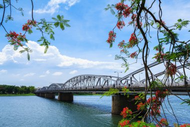 Trang Tien Köprüsü, Hue, Vietnam. Hue Vietnam en güzel köprü Trang Tien köprüdür. Trang Tien Köprüsü kuzey ve Hue içinde nehrin güneyindeki katıldı.