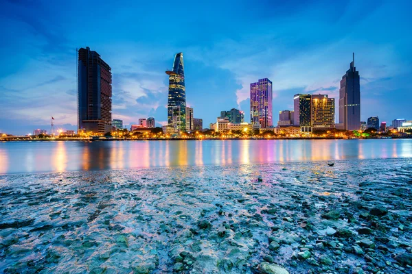 Saigão, Vietnã - 11 de junho de 2015. Vista noturna do Centro de Negócios e Administração da cidade de Ho Chi Minh, na margem do rio Saigon, no crepúsculo (vista do distrito de Thu Thiem), cidade de Ho Chi Minh, Vietnã — Fotografia de Stock