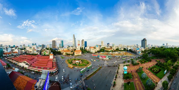 Ho Si Minh-város, Vietnam - 2015. június 26.: panoráma belvárosi Saigon és a Ben Thanh piac naplemente, Vietnam. A piac fontos szimbólum a Ho Chi Minh city (aka Saigon), népszerű a turisták helyi kézműves-, textil- és ajándéktárgyak. — Stock Fotó
