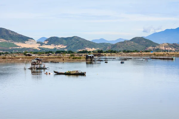 Pescador en el río Tac, Nha Trang, Khanh Hoa, Vietnam — Foto de Stock