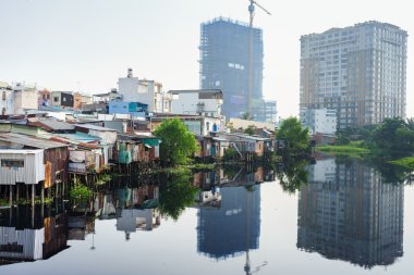 Gecekondu evler ve Binalar Ho Chi Minh city, Vietnam arasındaki kontrast