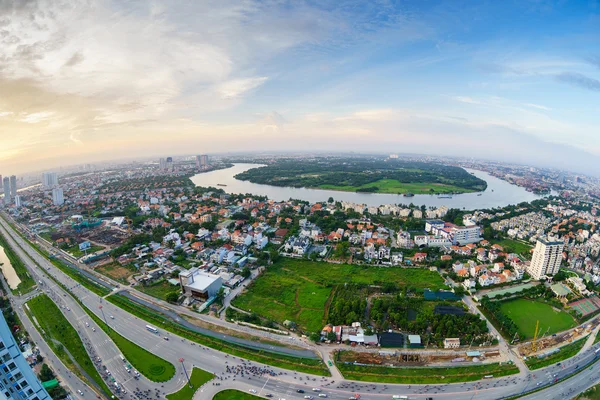 Vista panorámica de la península de Thanh Da, ciudad de Ho Chi Minh (también conocida como Saigón) al atardecer por lente de ojo de pez, Vietnam — Foto de Stock