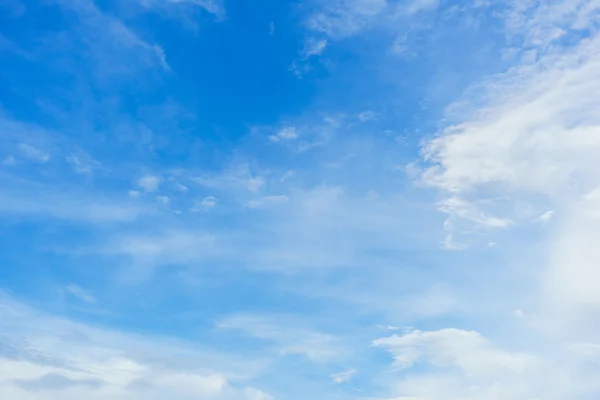 Cielo azul con nubes blancas — Foto de Stock