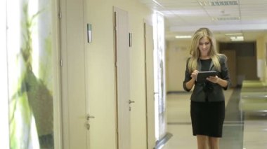 Tablet bilgisayarınızla yürüyüş güzel iş kadını