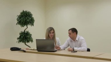 İstemci, dizüstü bilgisayarda iş sunumu için konuşmaya Satış Müdürü