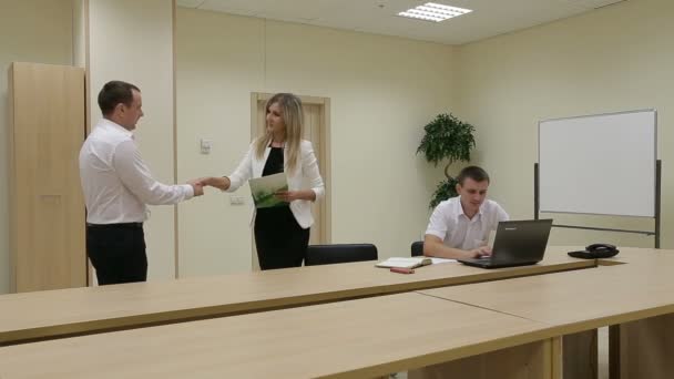 Empresario estrechando la mano para sellar un trato con una mujer de negocios . — Vídeos de Stock