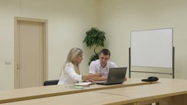 İstemci, dizüstü bilgisayarda iş sunumu için konuşmaya Satış Müdürü