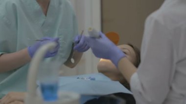 Kadın dişçi kompozit dolgu kür