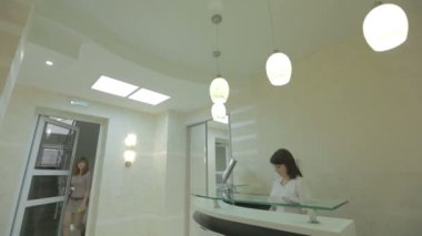 Hasta ve hastane Resepsiyon masasında konuşuyorlardı hemşire