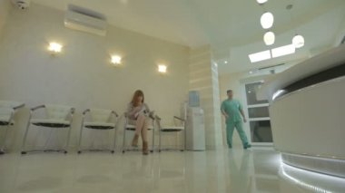 Doktor ve hasta tokalaşırken, cinestyle