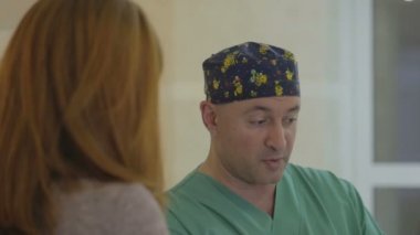 Bir doktor ve onun hasta hastanede arasındaki Toplantı