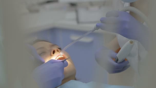 Paciente do sexo feminino recebendo tratamento com equipamento de luz UV dental — Vídeo de Stock