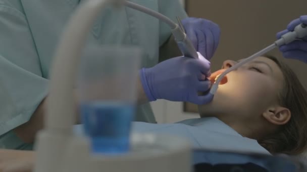 Paciente do sexo feminino recebendo tratamento com equipamento de luz UV dental — Vídeo de Stock