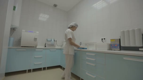 Infirmière dentaire préparant des instruments médicaux — Video