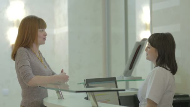 Paciente e enfermeiro conversando na recepção do hospital — Vídeo de Stock