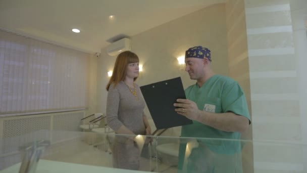 Mötet mellan en läkare och hans patient på sjukhuset — Stockvideo
