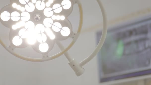 Лампа в стоматологічному кабінеті вимикається — стокове відео