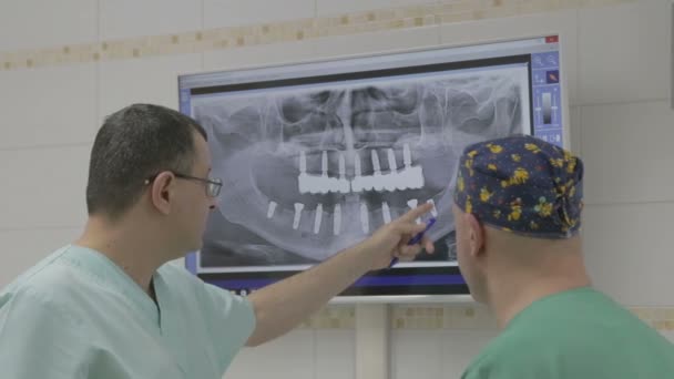Closeup dvou lékařů s x-ray tiskne — Stock video